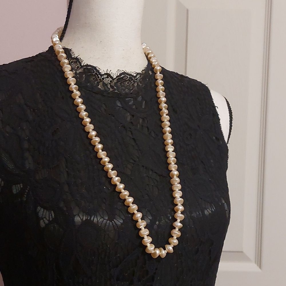 Vintage Pearlescent Faux Pearls Necklace No Clasp Pullover Styling - Picture 2 of 6
